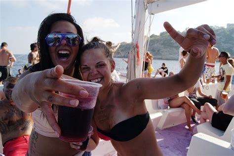 Look no further than keezmovies.com. Partyurlaub im Ferienhaus - Mallorca Vs. Ibiza: Wo laufen ...