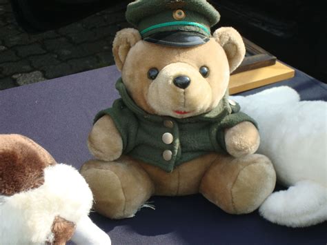 Hier hat jedes zimmer seine persönliche geschichte. Deutsches Polizeimaskottchen Teddybär | Teddybär ...