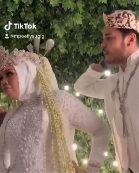 Keduanya menggelar prosesi akad nikah di kediaman wanita yang bernama asli intan sri mardiani tersebut yang terletak di daerah bogor. Elly Sugigi Nikah Lagi dengan Berondong Ganteng, tapi Kok ...