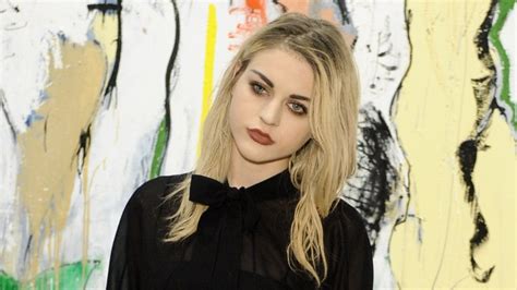 Hayley williams and gerard way defend frances bean cobain after press criticise her appearance. Kurt Cobain's Daughter Frances Bean Producing Documentary ...