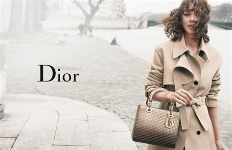 Swój pseudonim artystyczny przyjął od imienia amerykańskiego aktora australijskiego pochodzenia errola flynna i nazwiska niemieckiej projektantki mody męskiej jil sander. Marion Cotillard for Lady Dior Spring Summer 2016