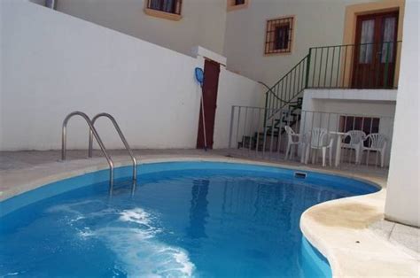 También hay casas rurales en conil en urbanizaciones, como la urbanización de roche y la fuente del gallo estas 2 están pegadas a las playas y calas. Hotel Casa Rural Alberto Cordoba. Hoteles con Piscina Privada