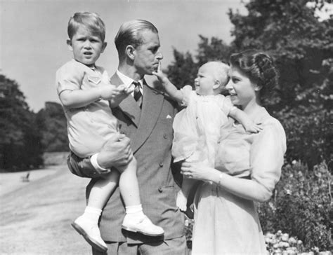 愛丁堡公爵菲利普親王殿下（英語：his royal highness prince philip, the duke of edinburgh，1921年6月10日－），為英國女王伊麗莎白二世的王夫。 菲利普親王於1921年6月10日出生在希臘伊奧尼亞群島克基拉州的克基拉島，為希臘和丹麥王子。 英女王90大壽 6段精彩人生回顧