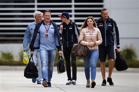 Win een gesigneerde max verstappen orange driver cap 2021! ♥ Max met Jos en Victoria Jane (sister) | Max Verstappen ...