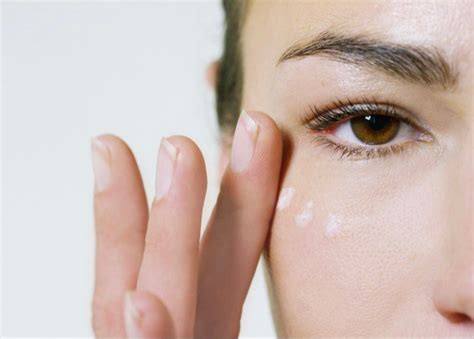 Уход за кожей вокруг глаз • SkincareMakeup.Store