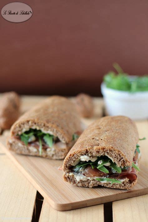 Pane e gorgonzola è un pasto dal sapore antico quanto la storia millenaria del formaggio ed è anche l'abbinamento scelto come protagonista dell'iniziativa gorgonzola & panino gourmet. Panino integrale con speck, gorgonzola e salsa noci ...