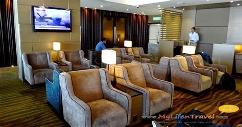 The lounge is located on the right hand side of the moving walkway next to the kk super mart. KLIA Plaza Premium Lounge @ 雅加达逍遥游 － 第一天（第4部分） | 旅游博客王宏量