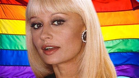 Le canzoni di raffaella carrà curano un piccolo paziente affetto da una malattia rara. Raffaella Carrà contro l'omofobia già nel 1979: "Basta ...