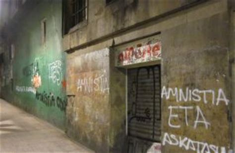 Sigue toda la actualidad y última hora de amnistía ta askatasuna en esta sección de vozpopuli.com. Bilbao limpia 200 pintadas en apoyo a los presos etarras ...