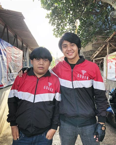 Sejak main sinetron, asep sunarya mengaku banyak perubahan positif yang didapat dirinya. Potret Keakraban Arbani Yasiz Bareng Pemain Tukang Ojek Pengkolan