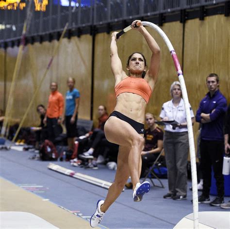 Elle continue aujourd'hui d'être la reine des sportifs pour des milliers d'amateurs de sport, et elle est sans doute l'explication de l'audience du saut à la perche féminin ! 10 athlètes les plus canons des J.O - Happie's