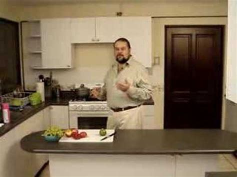 Recordando a uno de mis maestros de feng shui, él nos decía que la buena cocina es aquella donde entras a preparar un arroz hervido y acaba saliendo una. feng shui en la cocina tips - YouTube