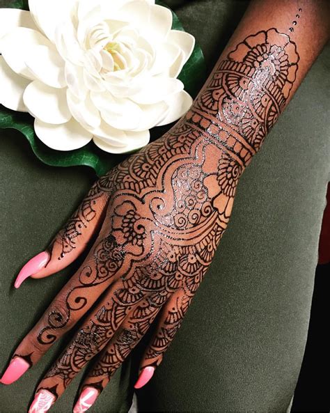 Monica began pursuing her professional career in the art of henna 6 + years ago. Hand art | Henna hand tattoo, Henna, Hand art