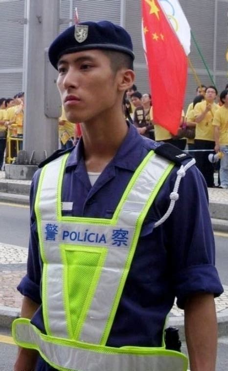 警察暴力 ― jǐngchá bàolì ― police brutality. 制服 * 美男 ... 澳門警察