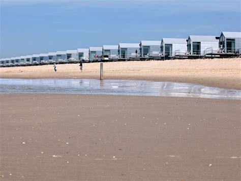 Die strandhäuser stehen direkt am strand, sie sind ausgestattet mit schiebetüren, einer veranda und einen direkten blick auf das meer. Strandhäuser in Holland direkt am Meer: Bis zu -30%