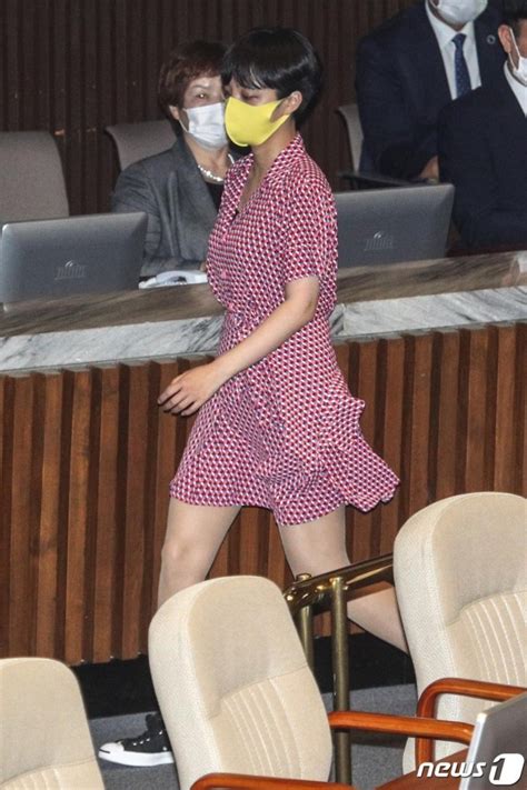 〈정의당 류호정 의원의 국회 본회의장 패션을 둘러싼 시비가 5일 온종일 sns를 뜨겁게 달궜다. '분홍 원피스' 입고 국회 등장한 류호정…"신선하다" vs "놀러왔냐 ...