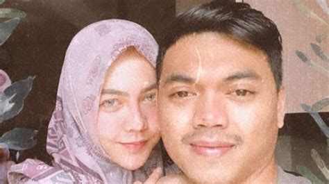 Berita semakin memanas dengan kabar adalah ratu rizky nabila yang ditinggal menikah lagi oleh sang suami saat dirinya tengah hamil. Suami Tak Hadir, Ratu Rizky Nabila Kecewa Sidang Cerai Ditunda