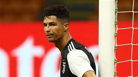 Fans ronaldo, fans ronaldo di juventus, fans rambut kuncir ronaldo terbaru membuat gol ronaldo di juventus meningkat tajam dibanding sebelum rambut ronaldo di. Ronaldo: Potong Kuncir Dulu, Kalah dari AC Milan Kemudian