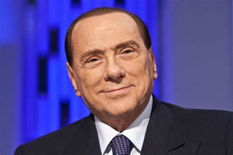 Silvio berlusconi presidente della repubblica. Silvio Berlusconi 'incidente' durante un comizio: cade e ...