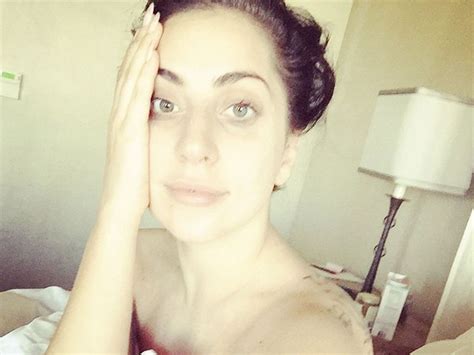 Lady gaga se convierte en la primera cantante en ser nominada a mejor actriz en los sag awards.#ladygaga #astarisbron. Lady Gaga, selfies au naturel - Closer