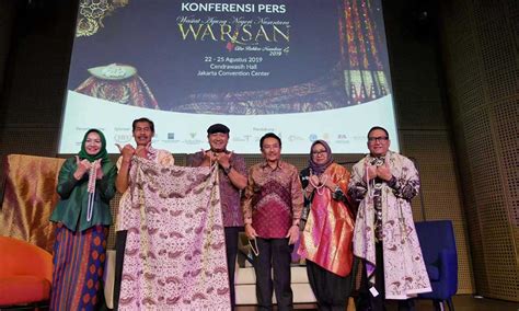 Memasukkan pengenalan kebudayaan sebagai mata pelajaran. Batik Sebagai Warisan Budaya Bangsa Indonesia yang Harus ...