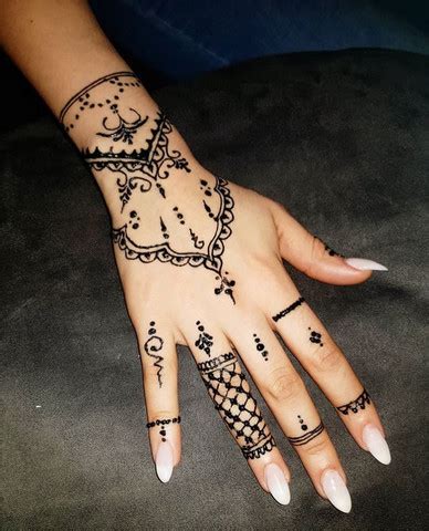 For those wanting the look of a tattoo without the permanence, a henna tattoo is a great way to enjoy temporary body art. Henna in Hannover? (henna tattoo)