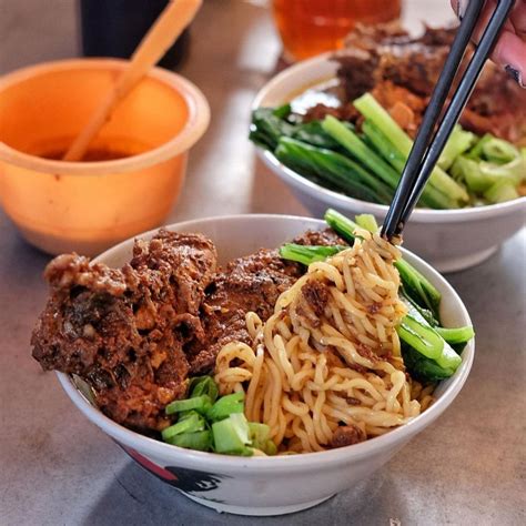 Kenikmatan tempat ini agaknya tak perlu diragukan lagi, setiap harinya pengunjung dalam dan luar kota memenuhi mie dengan beragamnya pilihan menu seperti mie ayam, mie pangsit, mie bakso bahkan mie babat terdapat di tempat ini. 5 Olahan Mie dari Jawa Tengah yang Rasanya Nendang di Mulut