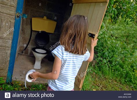 Somit ist dieses modell eine ideale anschaffung für langzeitcamper. Junge Auf Outdoor Toilette : Orinal Babytopf Tragbare ...