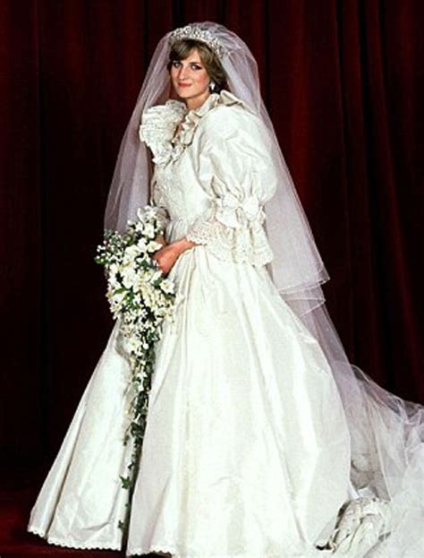 See how meghan markle's wedding dress compares to princess diana's. Lady Diana Wedding Dress : The Crown S Emma Corrin Needed ...