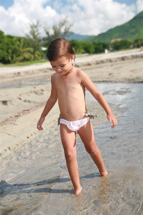 Maillot de bain fille 2 pièces imprimé princesses forme triangle avec attache dans le cou volants sur la culotte. Maillot de bain Fille Coccinelle Culotte Rose à Fleurs - L ...