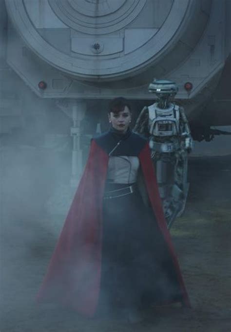 She played the character qi'ra3 in the movie solo: Emilia Clarke - "Solo: A Star Wars Story" Photos • CelebMafia