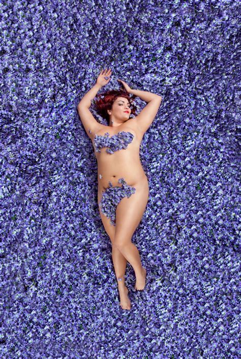 Some women have sensitive earlobes, some women go nuts for toe tickles. Photographer Reconstructs the "American Beauty" Poster ...