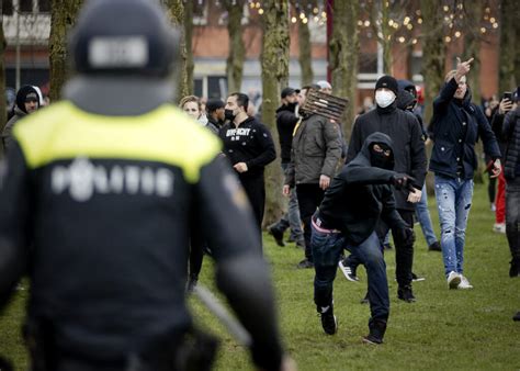 Wie zijn de relschoppers van urk? Beelden relschoppers Opsporing Verzocht leiden al meteen ...