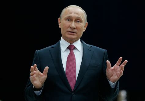 Władimir putin przyzwyczaił obywateli swojego kraju do wielkich inwestycji i organizowanych z gigantyczną pompą wydarzeń. Władimir Putin otwarcie manipuluje faktami i święci triumfy w telewizji