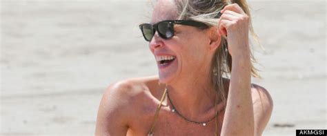 On vous répond avec 3 blogs de mode à suivre. Les stars de 50 ans et plus en maillot de bain