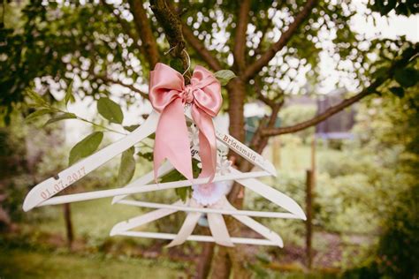 Maybe you would like to learn more about one of these? DIY-Kleiderbuegel-Hochzeit-Wedding-Basteln-Hochzeitsideen ...