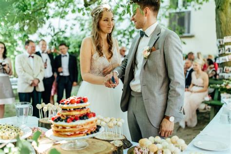 Lieber im sommer, herbst, frühling oder wer den zeitpunkt clever wählt, kann beim kauf von gartenmöbeln einige euro sparen. Unsere Naked Cake Hochzeitstorte vor dem Hühnerstall ...