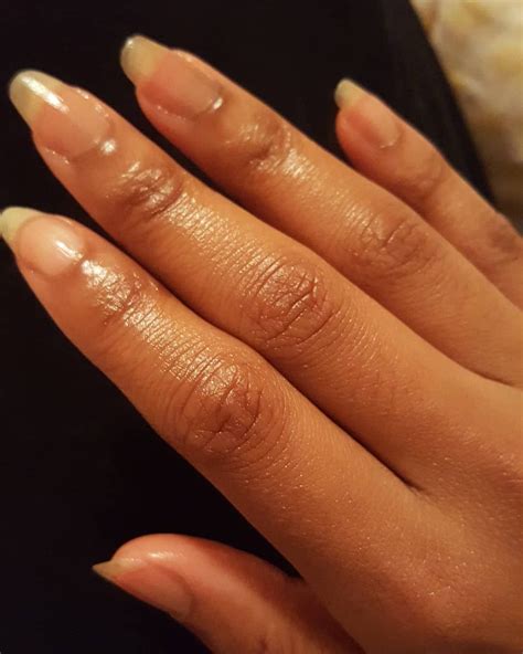 Bar à ongles , manucure et nailbar. Here are my bare nails. Its late at night but, nail care ...