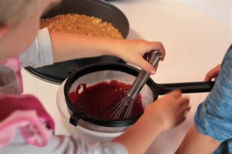 Mit kindern, ohne ei, vom blech und für kinder. Backen mit Kindern - Himbeer-Kokos Mia and Me Torte