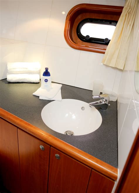 Damit du auch im kleinen bad all. Motorboot Royal Pacific Allure 155 Mieten In Holland Yachtcharter Huibers