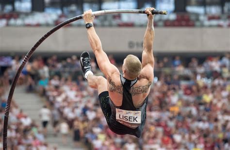 He won bronze medals at the 2015 and 2019 world championships and the silver medal at the 2017 world championships. Piotr Lisek: Złamałem dwie najważniejsze tyczki. Trochę ...