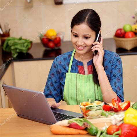 En nuestra sección de contactos podrás quedar con chicas y chicos de tu ciudad con los que disfrutarás de una aventura para poder hacer uso de nuestra web debe activarlas en la configuración de su navegador. Hermosa chica en la cocina que tiene un portátil con las ...