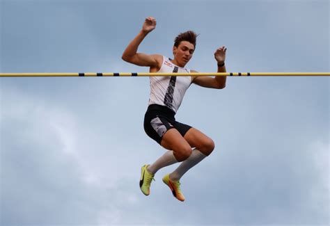 Duplantis won silver behind american sam kendrick at the world championships in doha in 2019, but has won all 16 events he has competed in since. Polstokfenomeen Duplantis pakt uit met héél straffe sprong ...