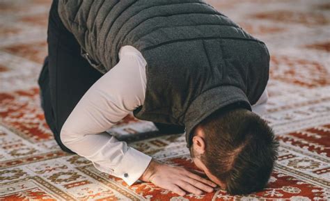 Karena ilmu ini merupakan dasar atau pokok dari syariat islam yang paling agung. Ini Hukumnya Sungkem hingga Mencium Kaki Orang yang Lebih ...
