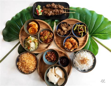 3 verschillende rijsttafels, bestaande uit een basisgerecht en 14 gerechten. Dit Zijn De 10 Beste Indonesische Restaurants Van Den Haag