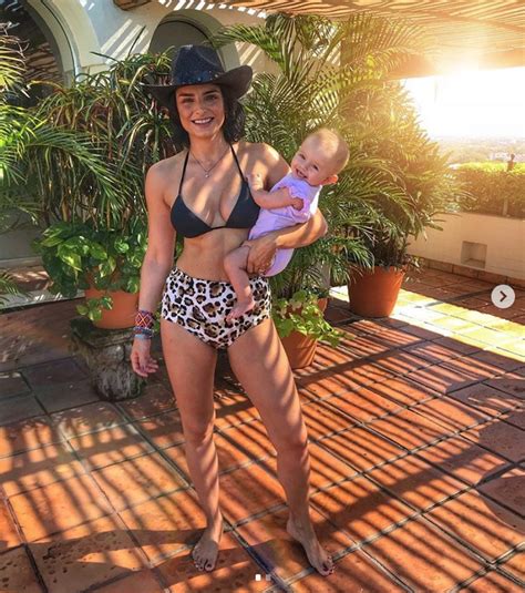 She has appeared alongside eugenio derbez in various tv shows, including the sketch comedy series derbez en cuanto. Aislinn Derbez comparte la foto más tierna de su familia