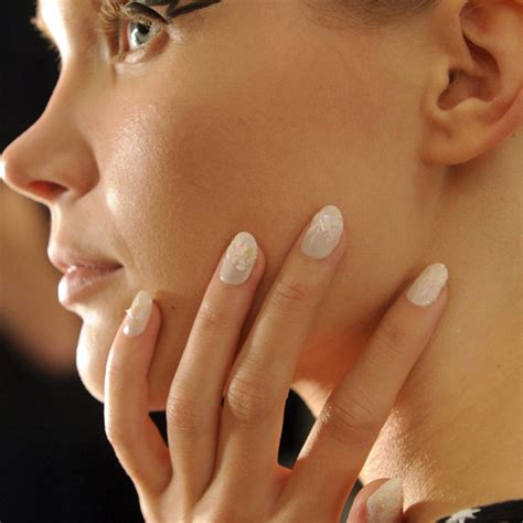 Che cosa dettano le tendenze della moda? Manicure in gel, ricostruzione unghie e smalto ...