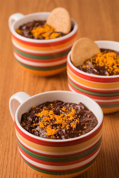 Acto seguido, ponemos la mousse de chocolate en vasitos y los metemos en la nevera hasta que esté cuajados. Receita de Mousse de Chocolate com Biscoito Maria - Flor ...