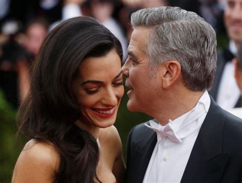 She also happens to be married to hollywood actor george clooney. George und Amal Clooney unterstützen Anti-Waffen-Marsch ...