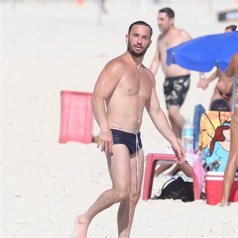 Pela primeira vez em sua história, a seleção brasileira levou duas representantes: Daniele e Diego Hypolito curtem tarde de praia no Rio de ...